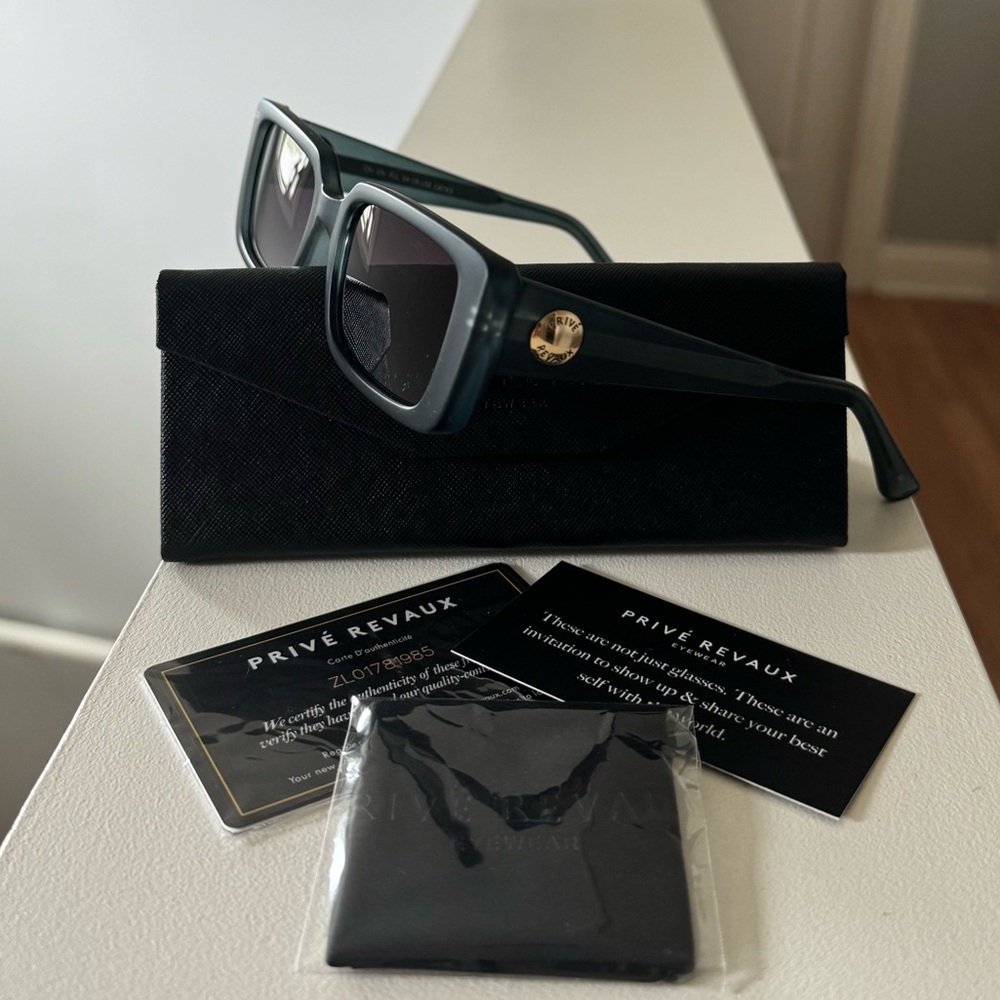 Brand new”Prive Revaux”Unisex sunglasses.(Case,washcloth included).Color-black🖤